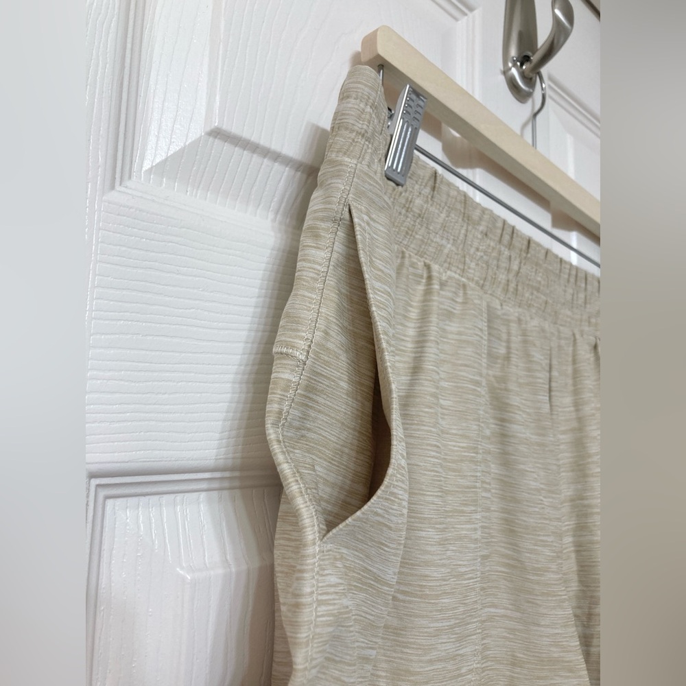 NEW All in Motion Women’s Beige Knit Shorts Size Large Athleisure Lounge Summer - Picture 3 of 10